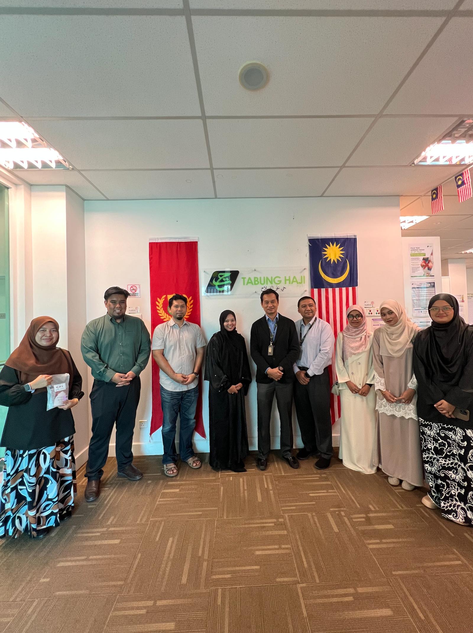 Jemaah lelaki memegang pek NURBELLA