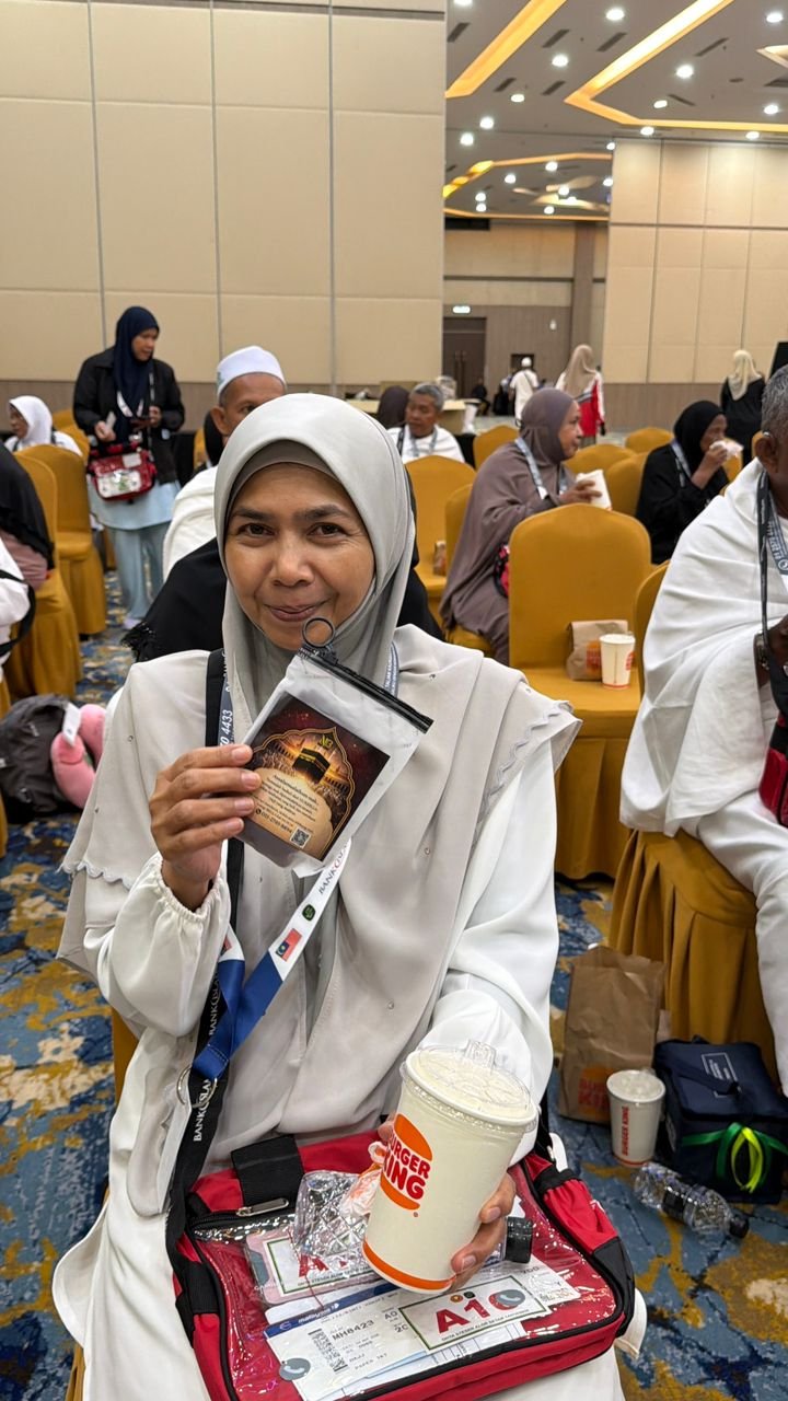 Jemaah haji memegang pek hadiah NURBELLA